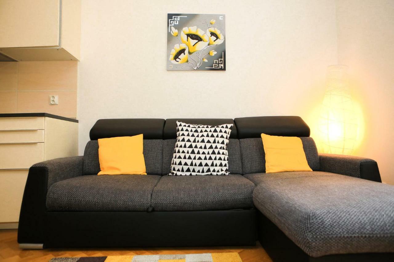 Yellow Apartment Few Steps From Metro Prága Kültér fotó