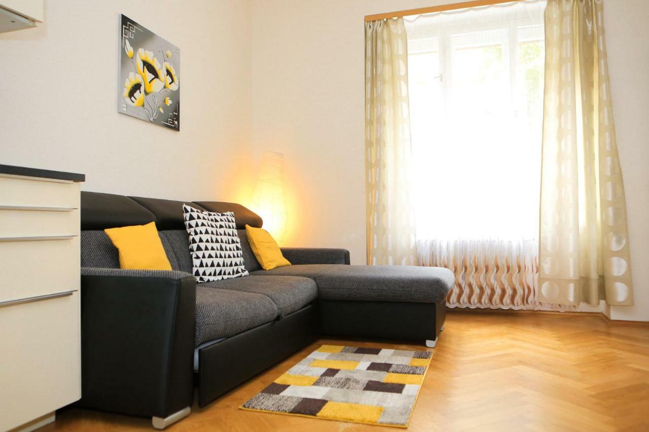 Yellow Apartment Few Steps From Metro Prága Kültér fotó