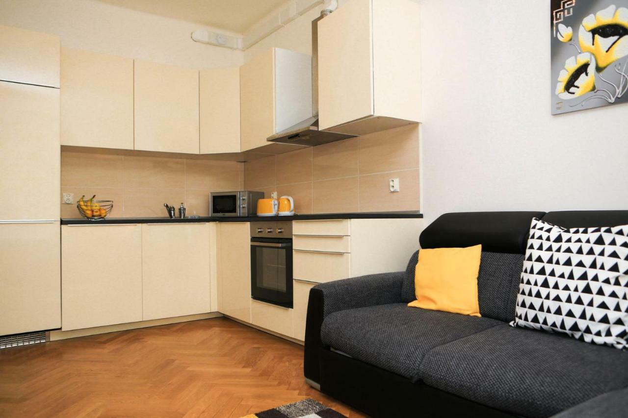 Yellow Apartment Few Steps From Metro Prága Kültér fotó